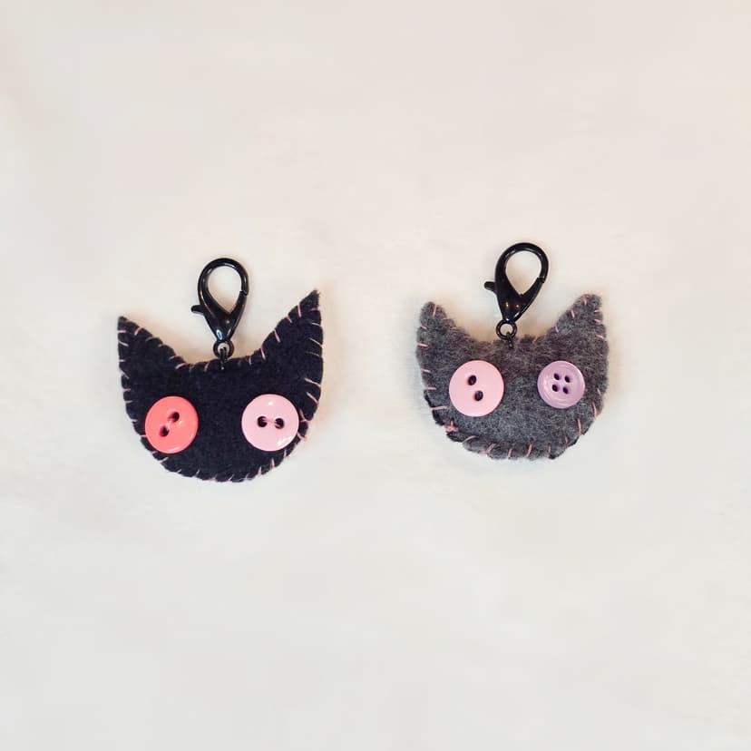 Twin kitten charms